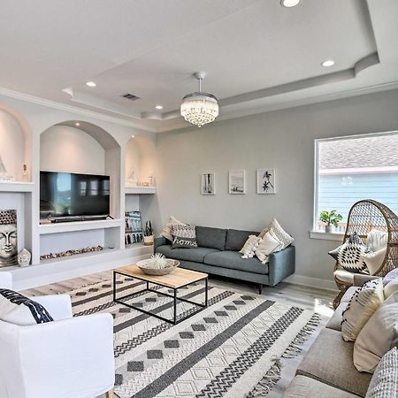 Chic Crystal Beach Escape With Deck - Walk To Beach! Bolivar Peninsula Luaran gambar