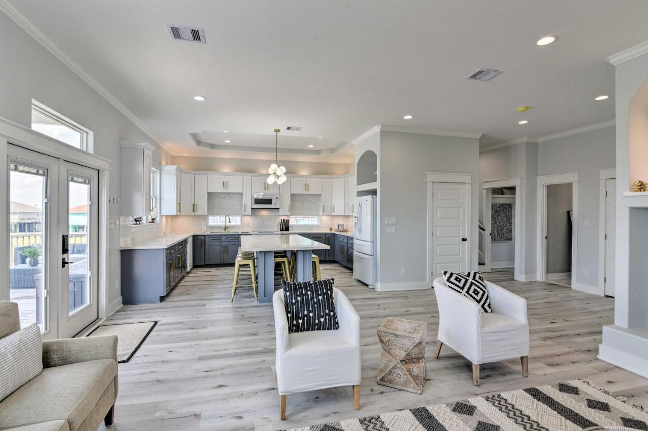 Chic Crystal Beach Escape With Deck - Walk To Beach! Bolivar Peninsula Luaran gambar