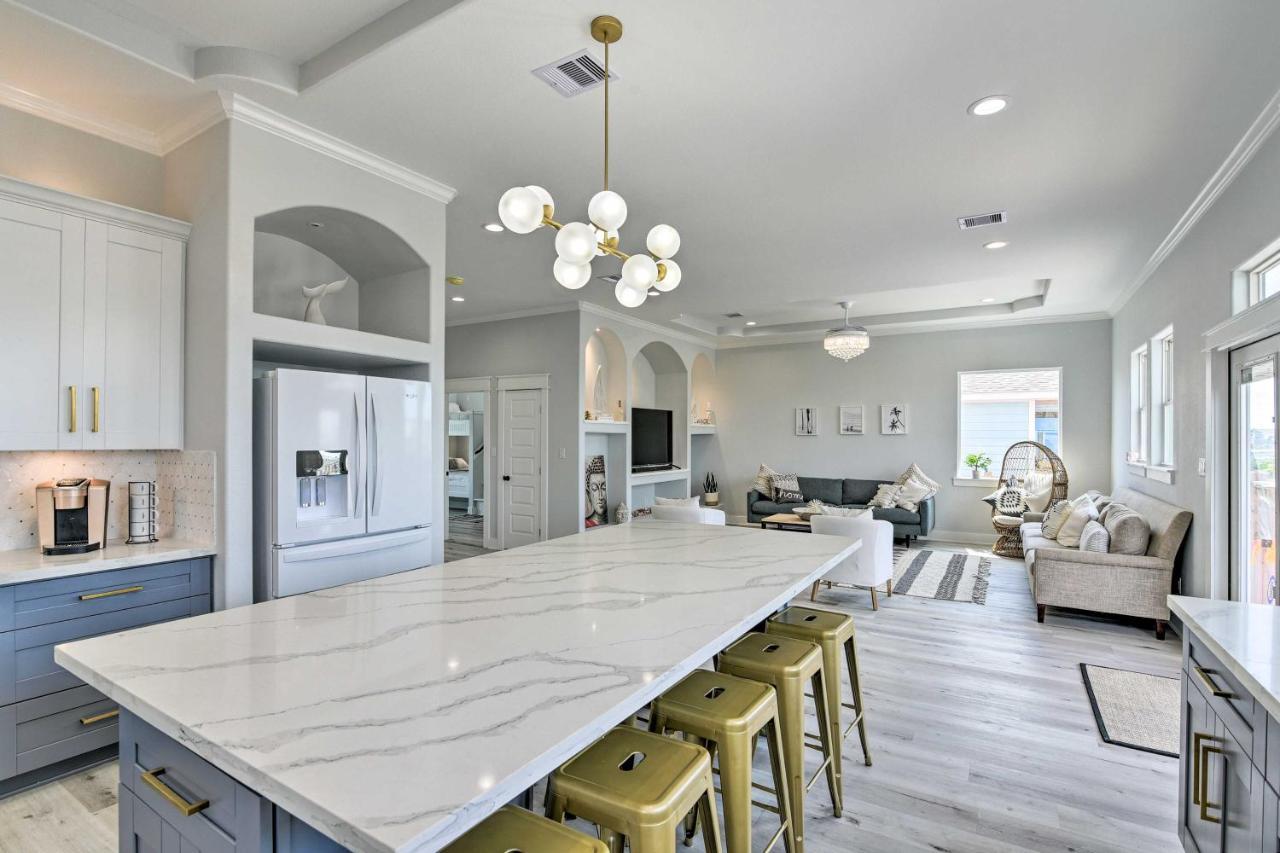 Chic Crystal Beach Escape With Deck - Walk To Beach! Bolivar Peninsula Luaran gambar