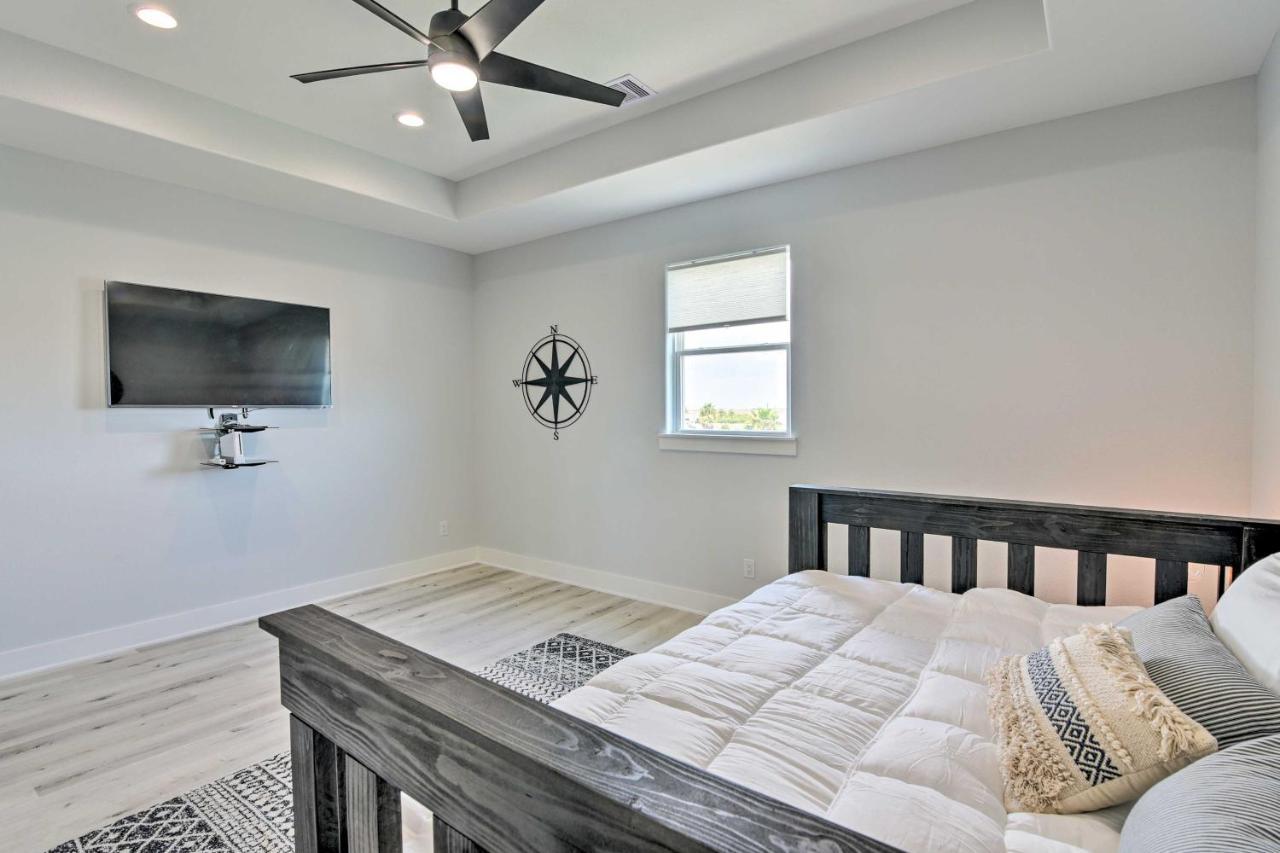 Chic Crystal Beach Escape With Deck - Walk To Beach! Bolivar Peninsula Luaran gambar