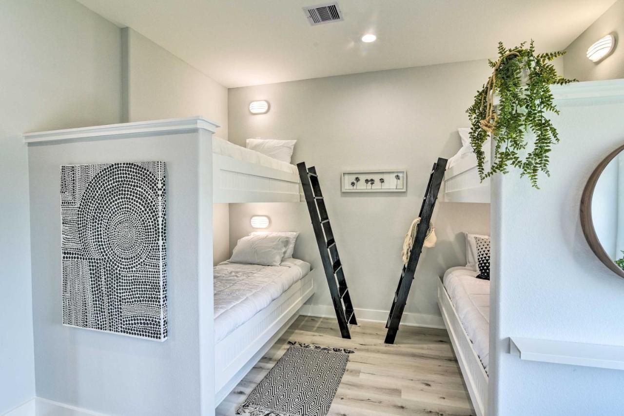 Chic Crystal Beach Escape With Deck - Walk To Beach! Bolivar Peninsula Luaran gambar